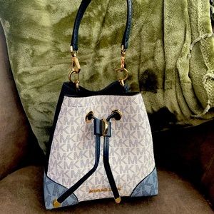 Small Micheal Kors bucket bag
